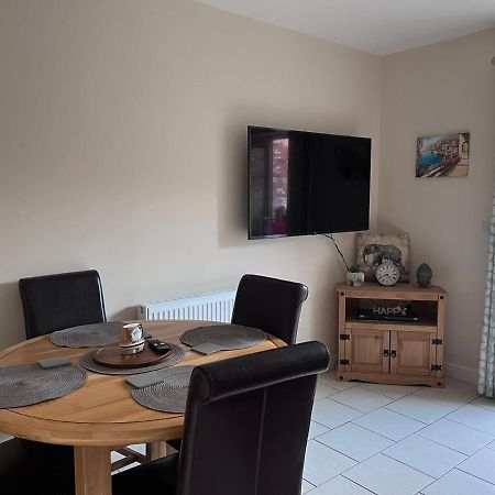 Centrally Located Lincolnshire Home With Free Parking On Premises Dış mekan fotoğraf